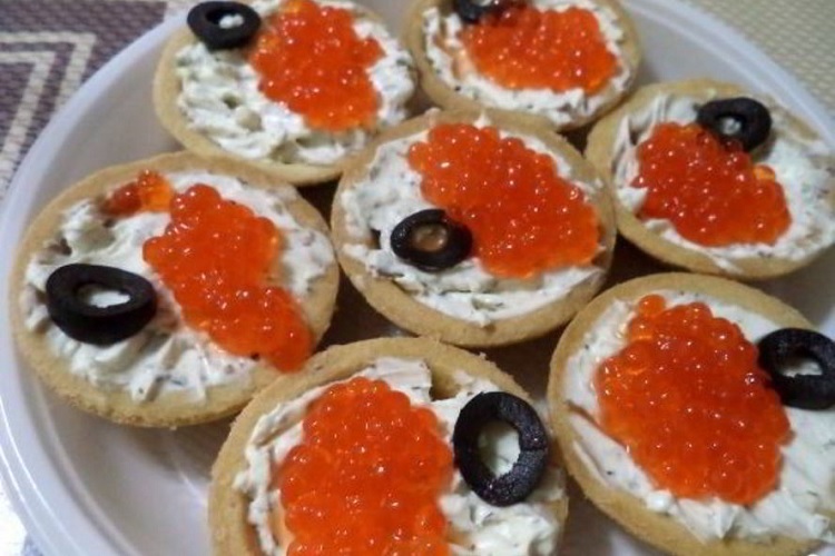 С яйцами и маслинами