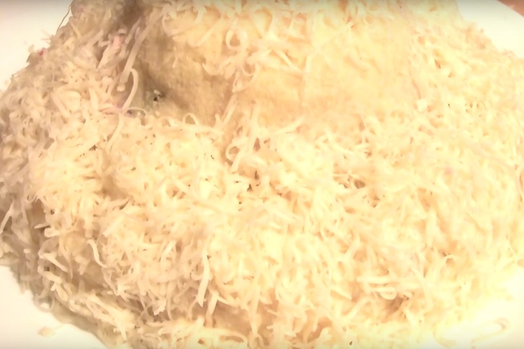 Украшение шапки Мономаха тертыми белками и сыром
