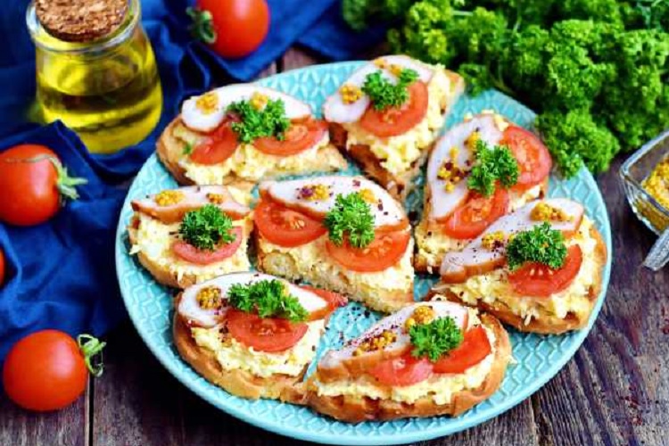 С копченой курицей и томатами