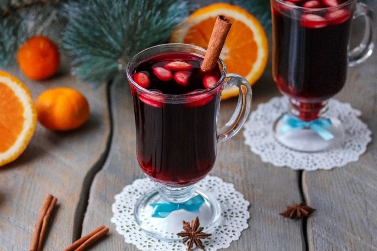 Черносмородиновый глинтвейн с изюмом