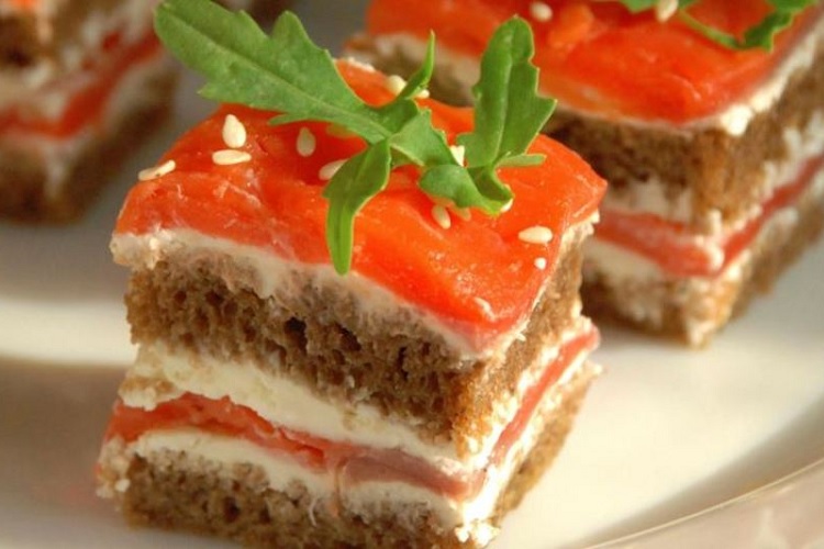 Многослойные с копченой рыбой и творожным сыром