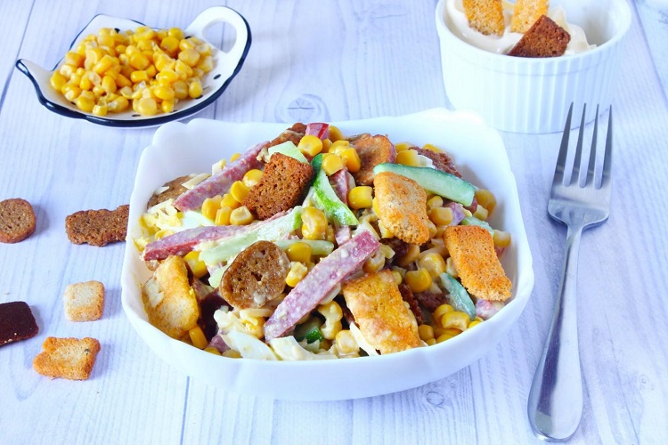 С копченой колбасой и сухариками