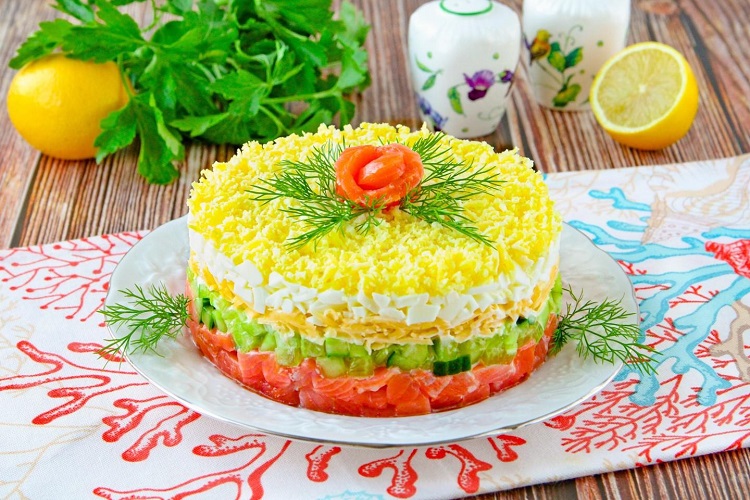 С красной рыбой, огурцами и сыром