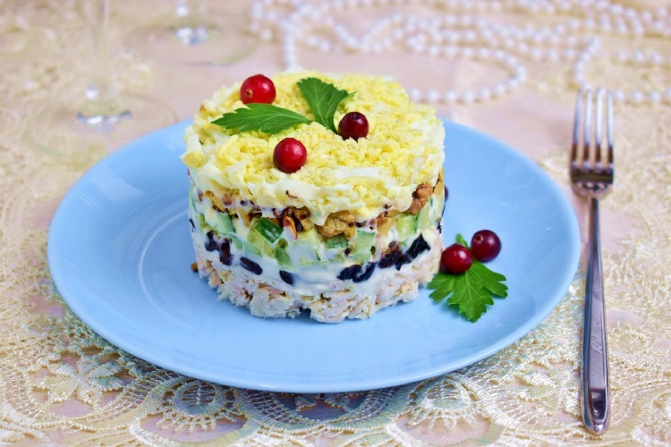 С курицей, черносливом и орехами