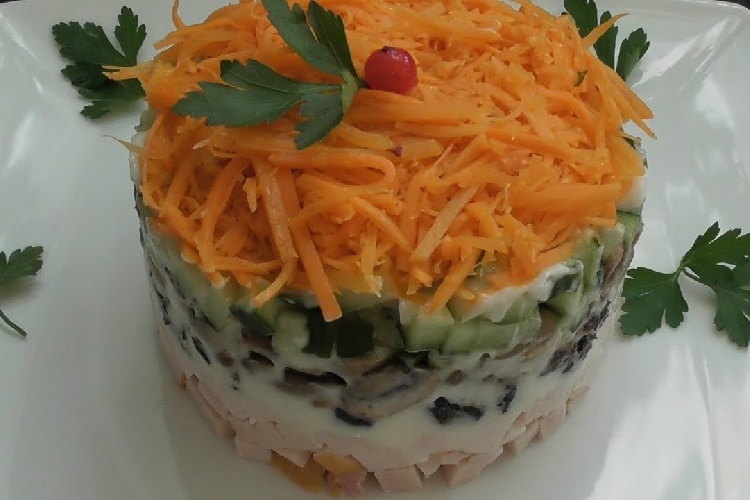 С курицей, грибами и корейской морковью