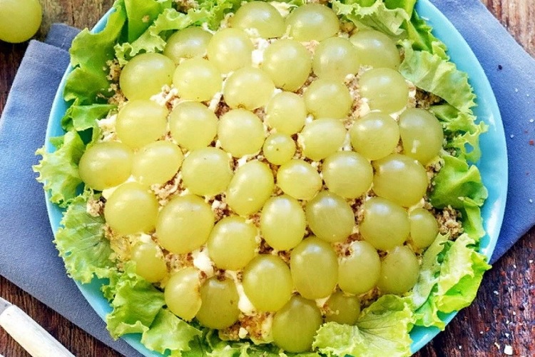 С курицей, виноградом и орехами
