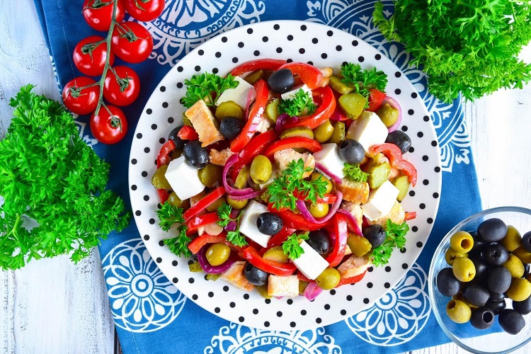С жареной курицей и овощами