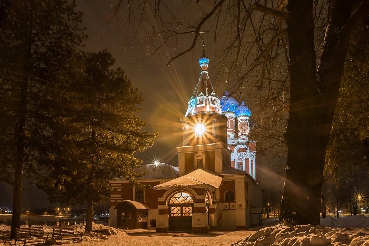 Зимняя церковь ночью