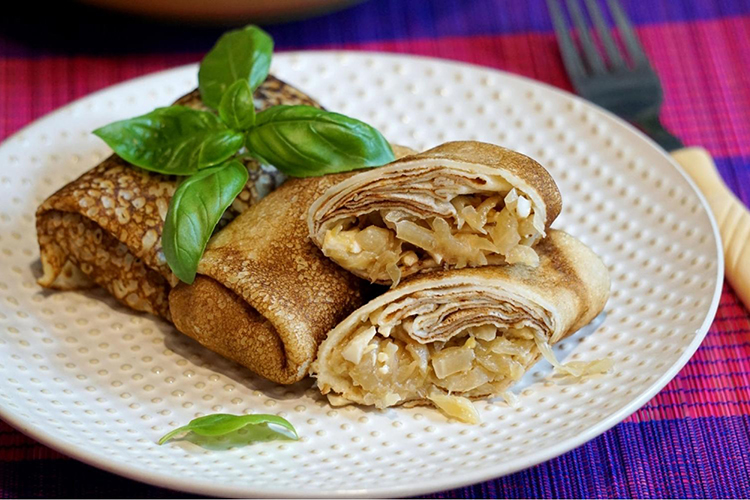 Блины с капустой и яйцами