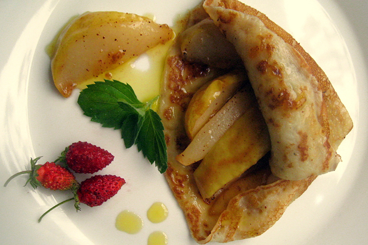 Блины с карамелизированными грушами