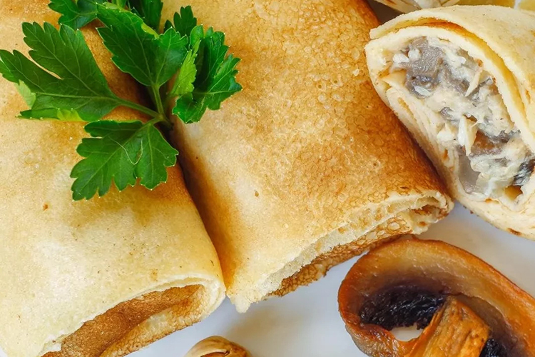Блины с Курицей и грибами в сырном соусе