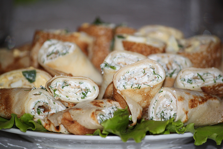 Блины с сыром чесноком и орехами