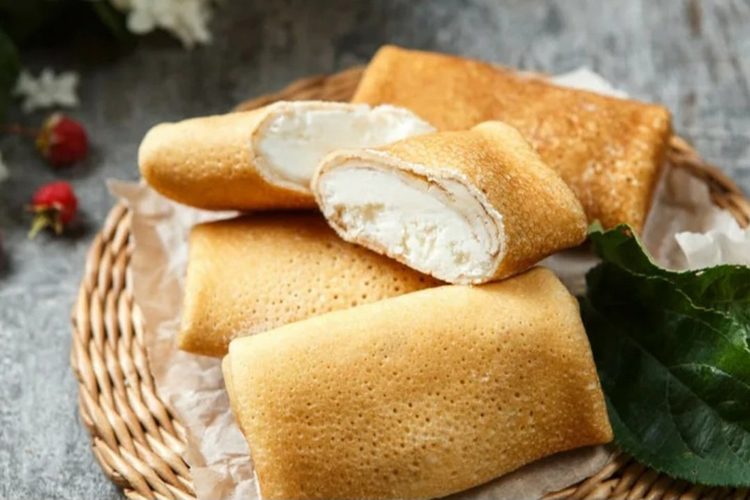 Блины с творогом, бананами и медом