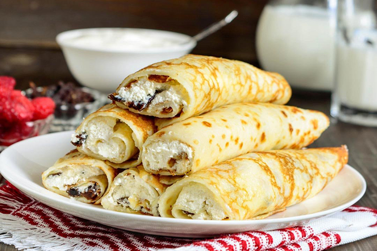 Блины с творогом и изюмом