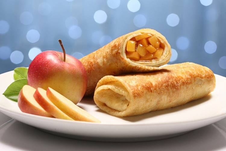 Блины с яблоками, изюмом и миндалем