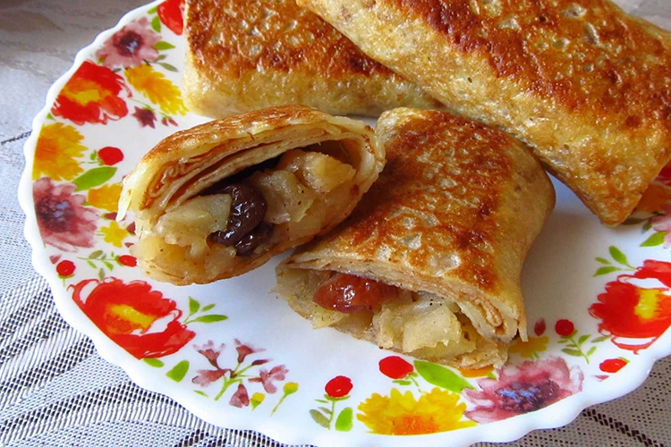 Блины с яблоками, изюмом и ванилином