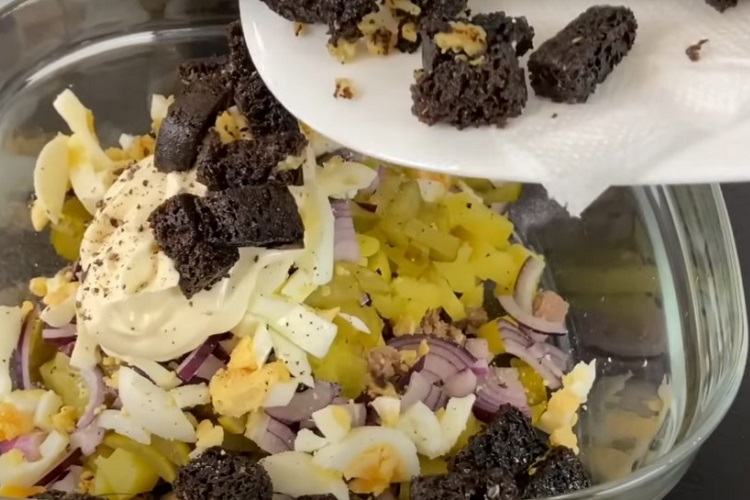 Добавление хлебно-чесночных кубиков