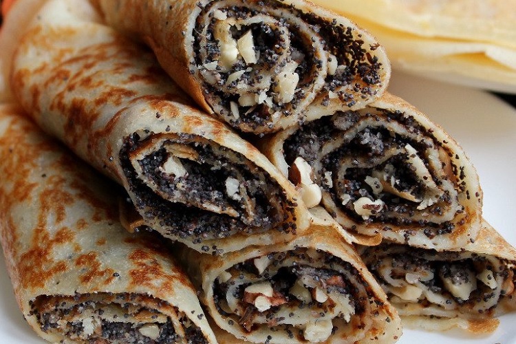 Блины с бананом, орехами и маком