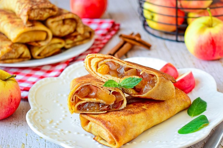Блины с яблоком и корицей