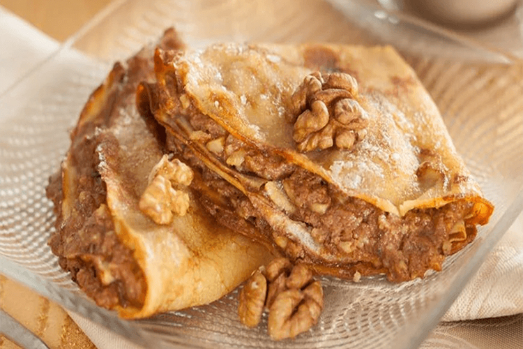 Блины с яблоками, орехами и медом