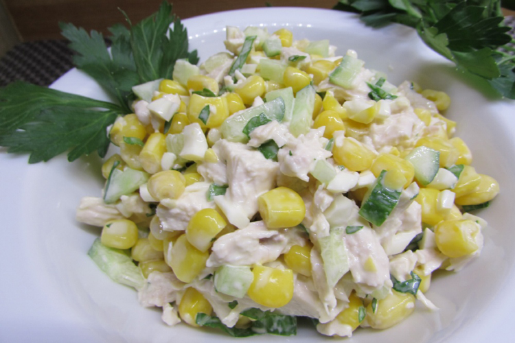 Салат с копченой курицей и кукурузой